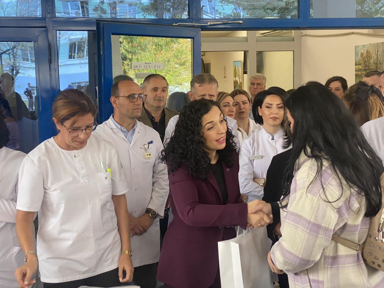 Osmani ndan 400 pako onkologjike për të prekurit me kancer: Përkrahja e institucioneve s’do të mungojë