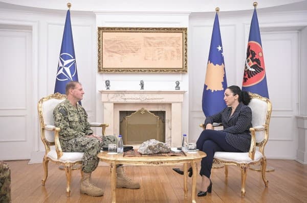 ​Osmani dhe admirali i NATO-s flasin për parandalimin e përsëritjes së agrersionit serb