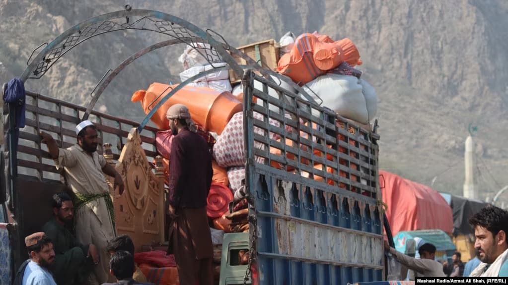 Mbi 165 mijë afganë largohen nga Pakistani