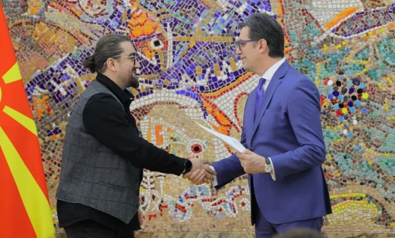 Regjisori Qëndrim Rijani shpërblehet me çmimin “Artisti i ri më i Mirë” nga presidenti i Maqedonisë së Veriut