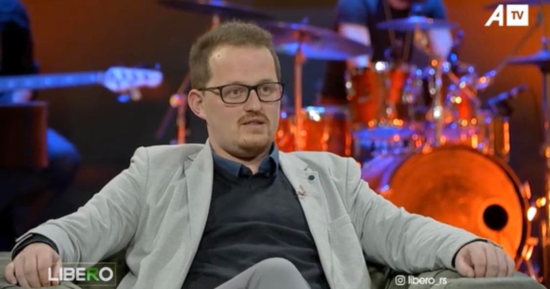 Azem Deliu me poezinë që e shkroi nga malli për gjyshen, rrëmbeu me bollëk çmime