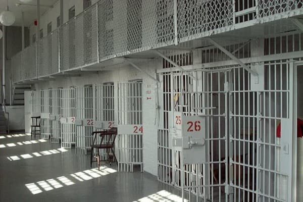 ​Ish-oficeri i policisë i dënuar për vrasjen e George Floyd është therur me thikë në burg