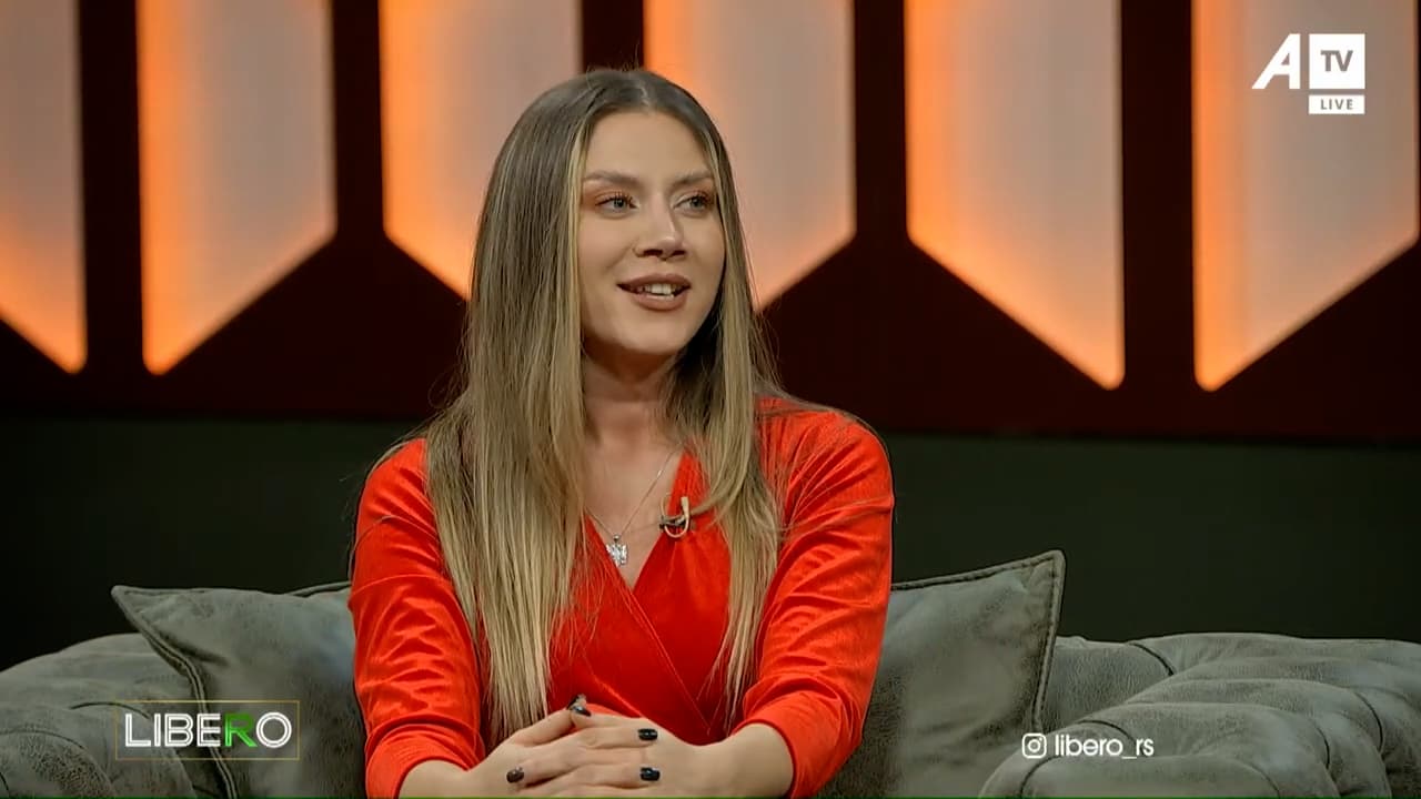 Këngëtarja rumune Andrea Vilcan jep intervistën e parë në Kosovë, tregon se si filloi të këndojë shqip