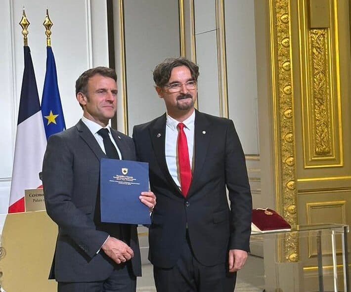 Ambasadori i Kosovës ia dorëzon letrat kredenciale presidentit Macron, në një ceremoni në Pallatin Elysse