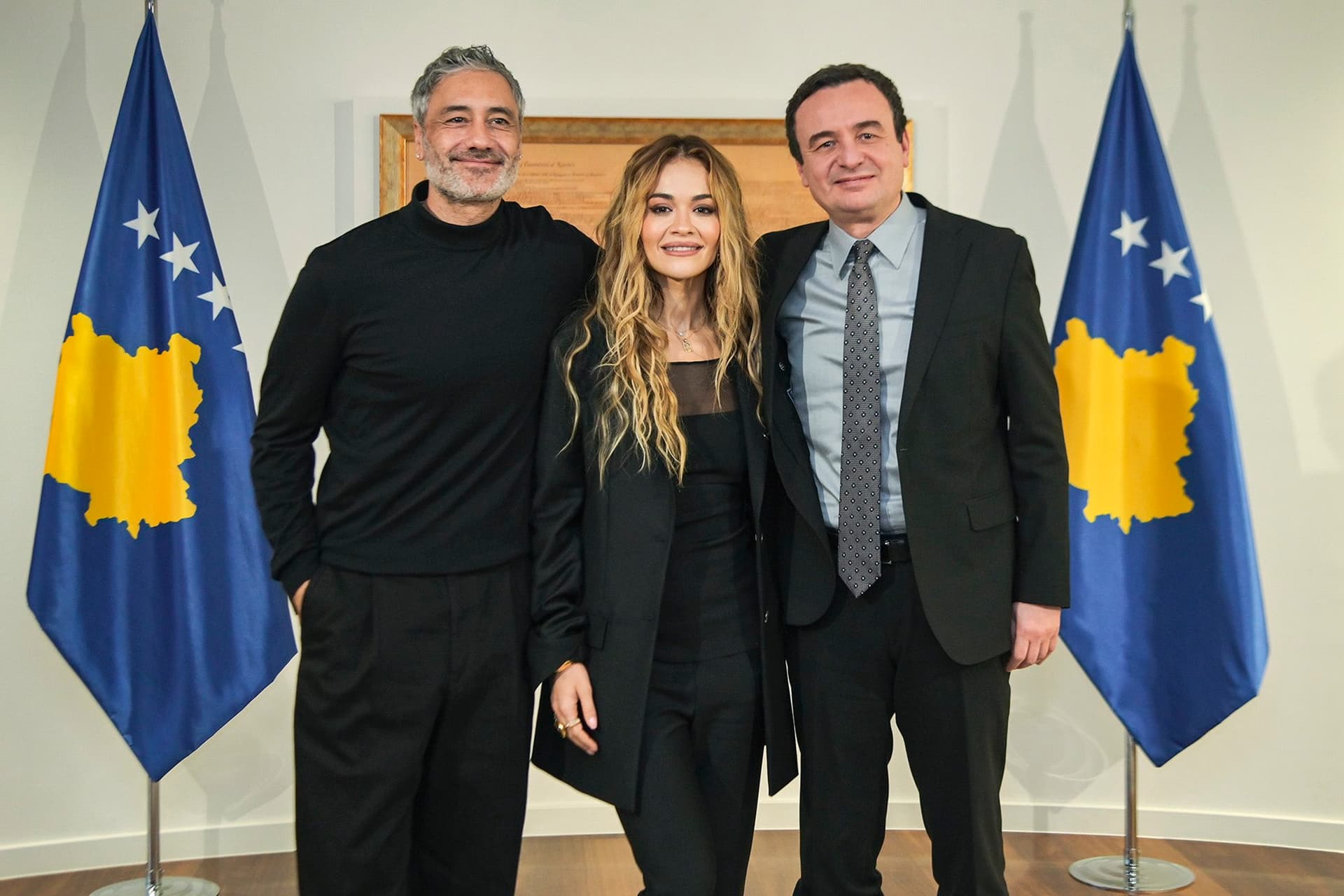 “I nderuar të vizitoj atdheun e gruas”- Rita Ora e solli në Prishtinë për ditëlindjen e saj, Taika Waititi: Ndihem si në shtëpi