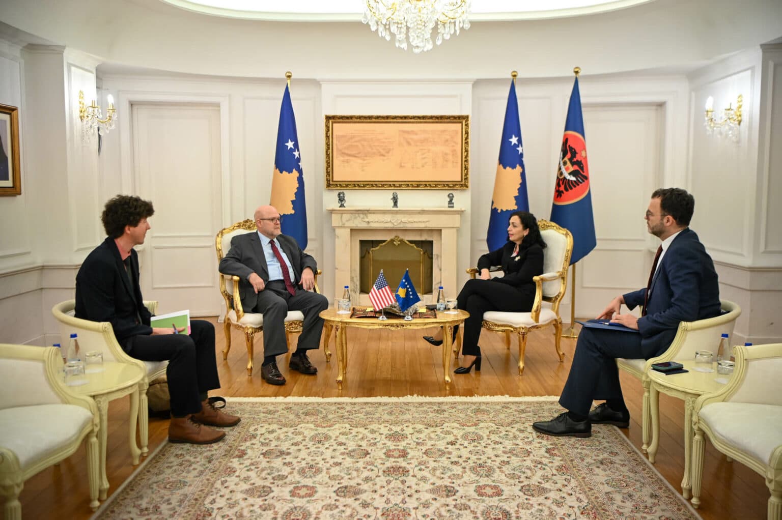 Presidentja Osmani takon ambasadorin amerikan, Presidenca jep detaje nga takimi