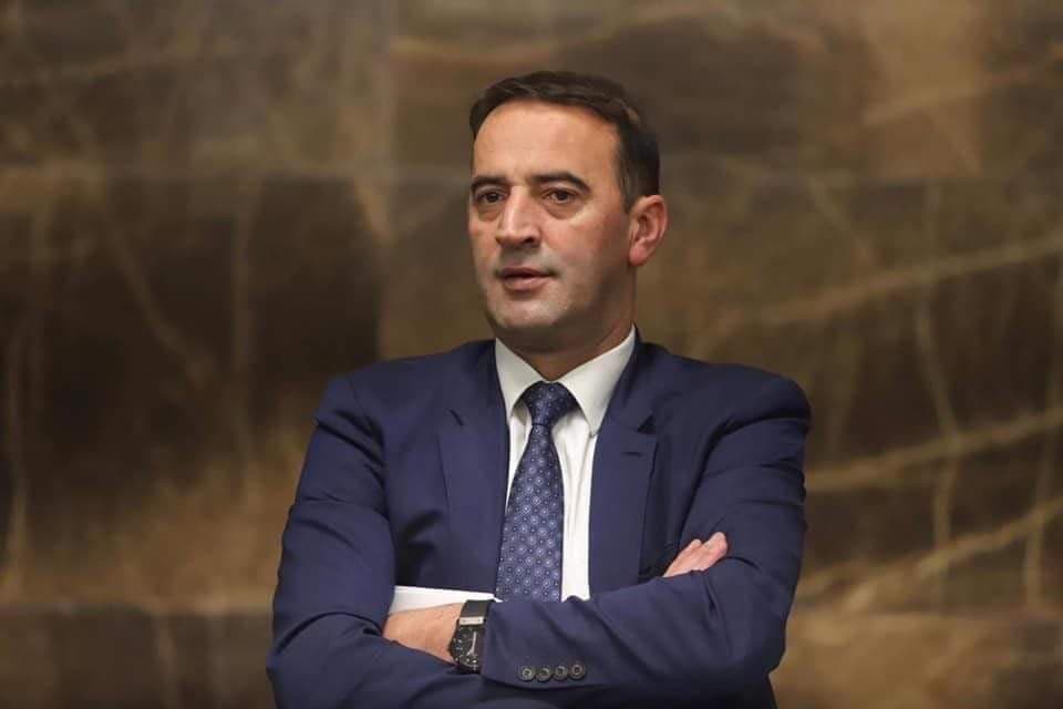 Rrugët me plot borë, reagon Daut Haradinaj: Qeveritarë, dilni shihni gjendjen e rrugëve