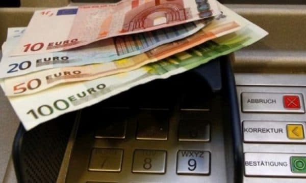 Deponohen mbi 1 mijë euro false në një bankë në Fushë-Kosovë, policia nis hetimet