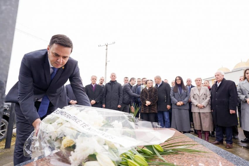 Abdixhiku bën homazhe në 23-vjetorin e vrasjes së Xhemail Mustafës