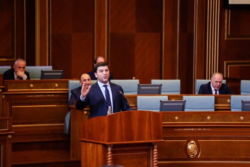Krasniqi: Deputetët e pushtetit me paga 2000 euro sot votuan kundër minatorëve dhe policëve të vendit të vet