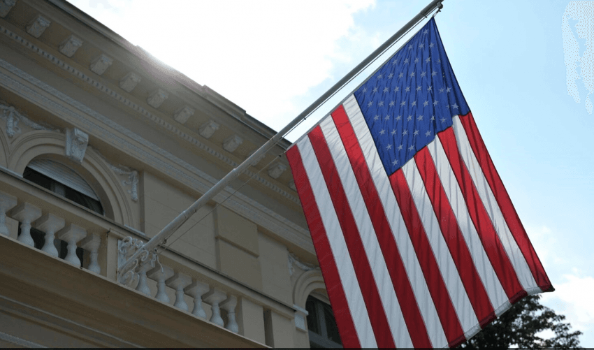 Ambasada amerikane për Vulinin: Ne nuk ndërhyjmë në vendimet e personelit të autoriteteve serbe