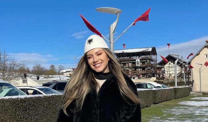 Këngëtarja rumune që mahniti me interpretimin “Mora Fjalë”, viziton Prekazin