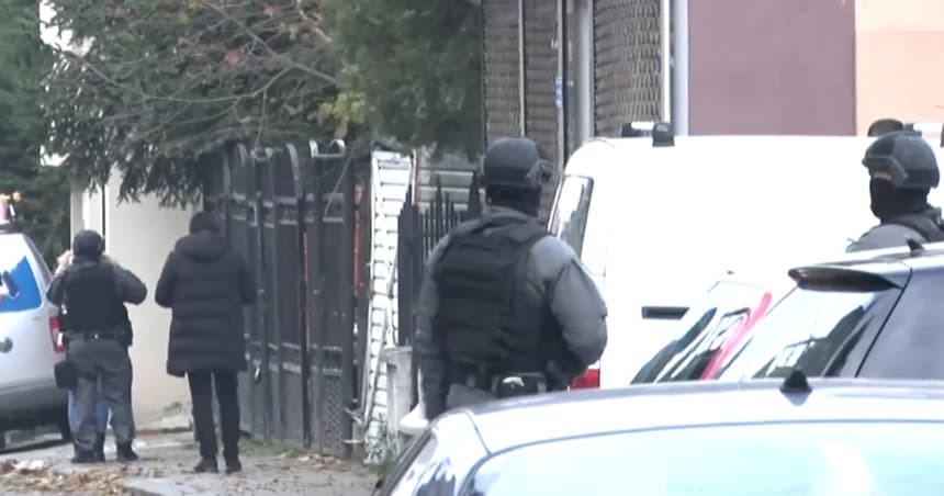 Një i dyshuar nga grupi i grabitësve në arrati, Policia rrethon lagjen “Dragodan”
