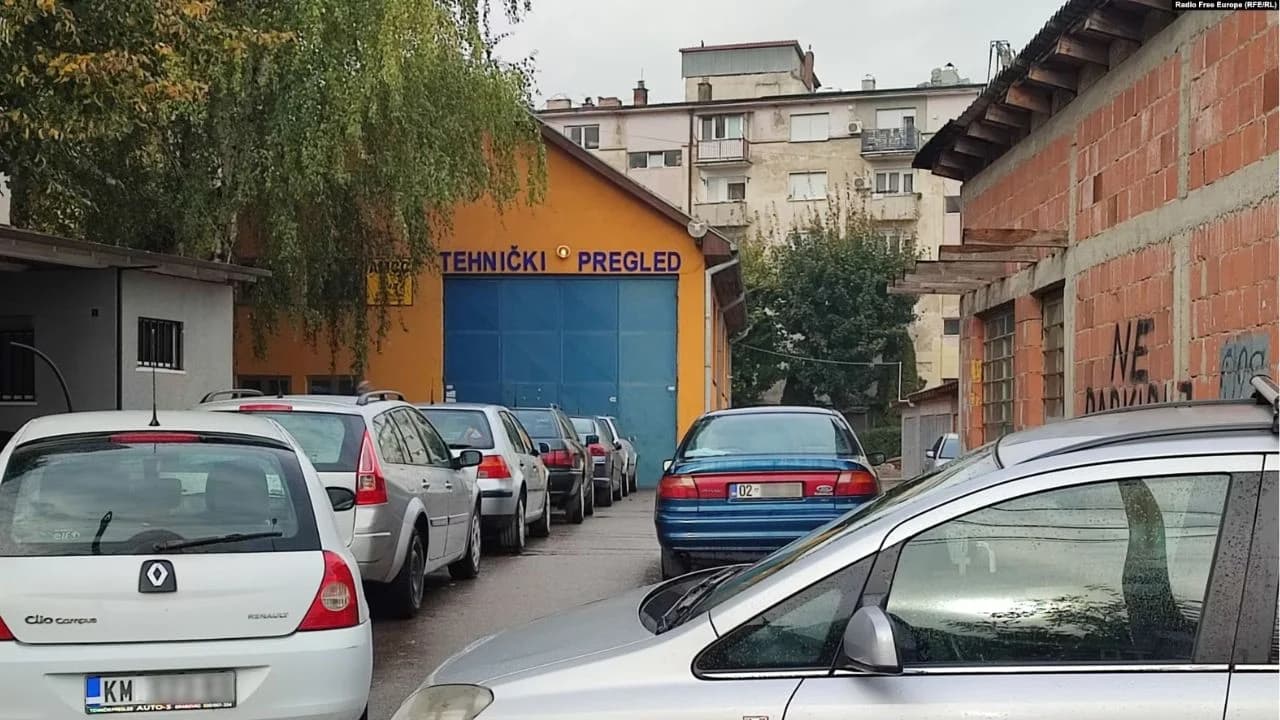 Regjistrimi i automjeteve me targa serbe, radhë të gjata në veri të Kosovës