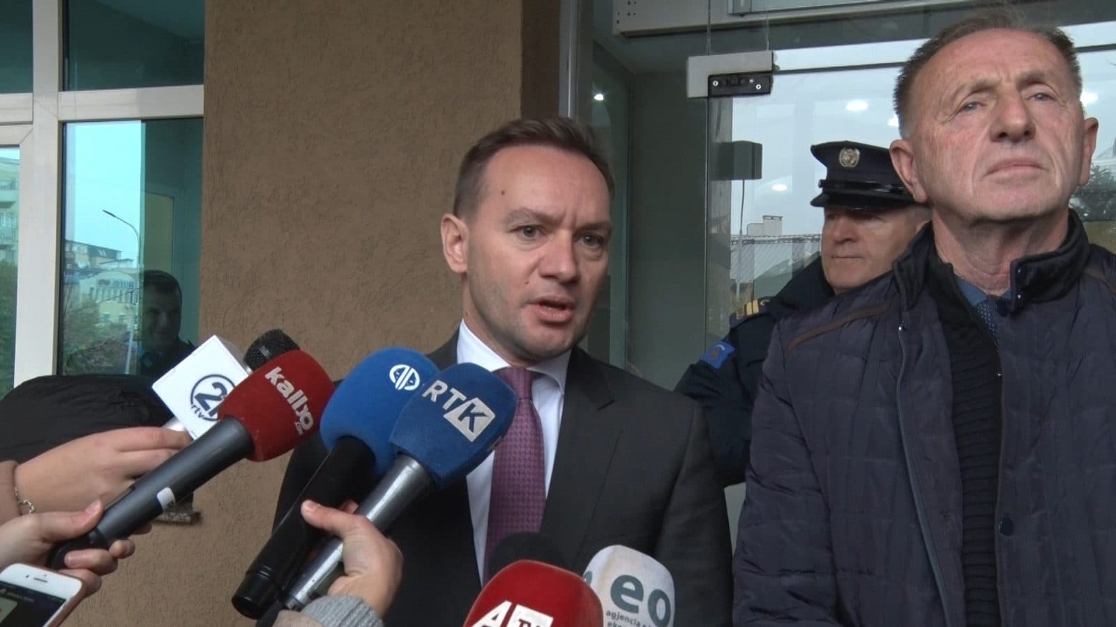 Zogaj takohet me protestuesit: S’kemi ndikim të kompanitë private, do të bëjmë çmos që pagat të rriten