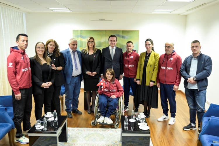 Kryeministri Kurti takohet me përfaqësues nga Komiteti Paralimpik i Kosovës