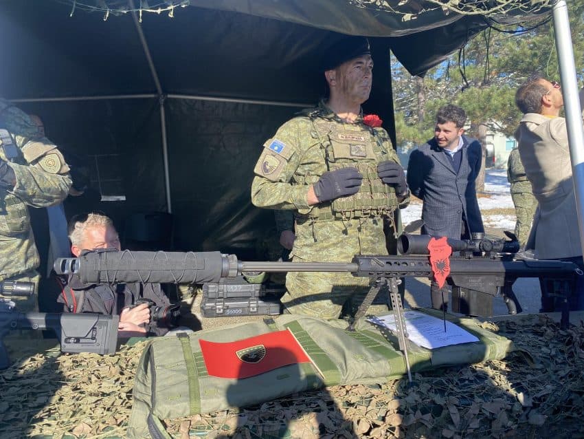 Armët e prezantuara nga FSK-ja në kazermën “Adem Jashari” për “Ditën e Forcës”