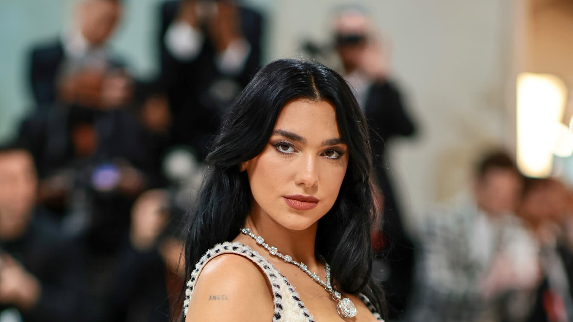 “E përjetova keq famën”- Dua Lipa rrëfen për herë të parë vështirësitë që hasi në fillim të karrierës muzikore