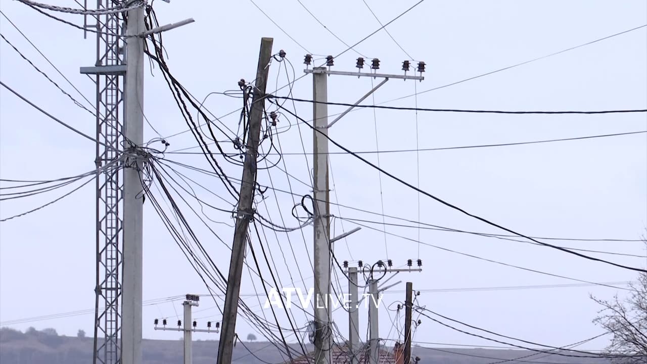 Erërat të forta në disa qytete shkaktojnë dëme në shtylla dhe përçues elektrikë