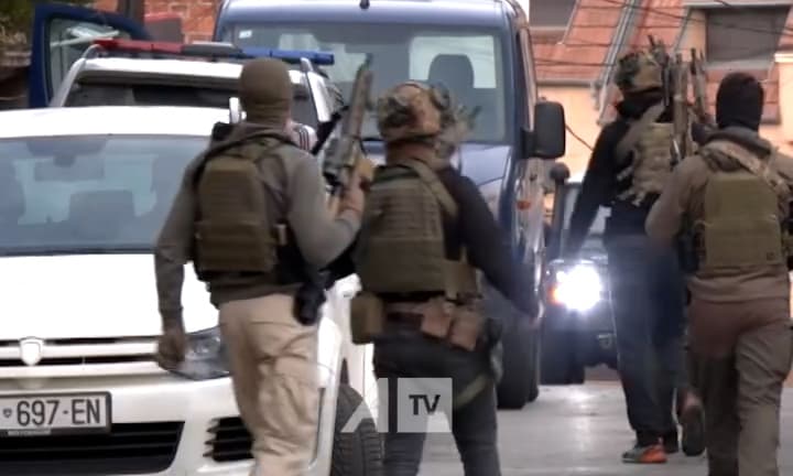 Largohet nga vendi i ngjarjes trupi i pajetë i të vrarit sot nga aksioni i Policisë