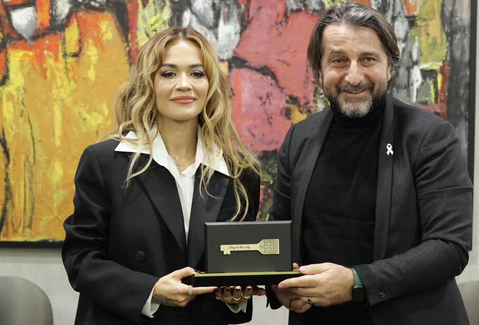 “Na përfaqëson denjësisht në mbarë botën”- Rita Ora nderohet me “Çelësin e Qytetit” në Prishtinë