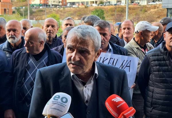 Protestojnë ish-punëtorët e ”Llamkosit”, kërkojnë 13 pagat e papaguara