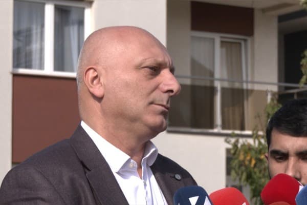 Ish-këshilltarit të Thaçit, Ismail Sylës i konfiskohet telefoni gjatë bastisjes
