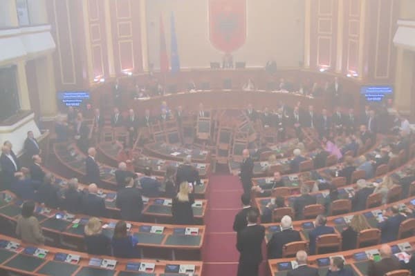 Sërish kaos në Kuvendin e Shqipërisë