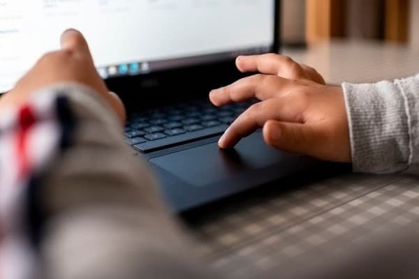 ​Zbulohen rregulla të reja për të mbrojtur fëmijët në rrjetet sociale