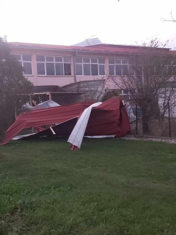 ​Erërat e fora hiqen kulmin e një shkolle në Mitrovicë, të hënën nis mësimi