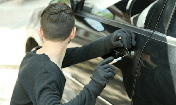 E vodhën veturën në parking të autoservisit, Policia arreston tre të rinj në Fushë-Kosovë