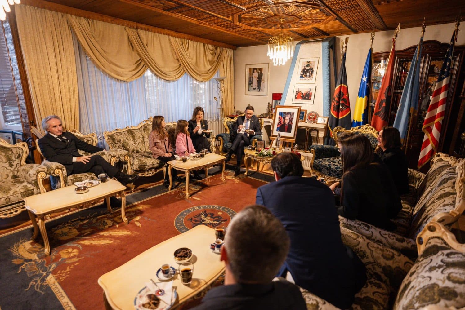 Abdixhiku te familja Rugova me rastin e ditëlindjes së ish-presidentit, veçon tortën e preferuar të themeluesit të LDK-së