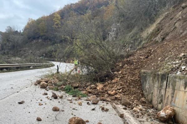 Rrëshqitje dheu në aksin Elbasan-Qafë Thanë, thirrje drejtuesve për kujdes të shtuar