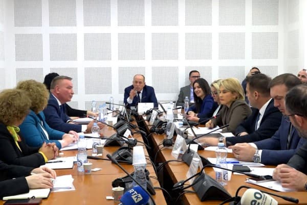 Përplasje për importin e produkteve serbe, deputetë të opozitës lëshojnë mbledhjen e Komisionit