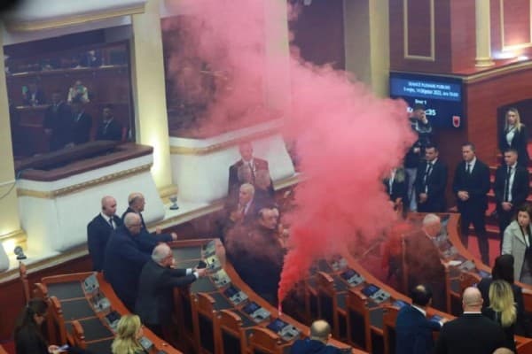 Shqipëri: Mbyllet seanca e Kuvendit mes tensioneve e debateve