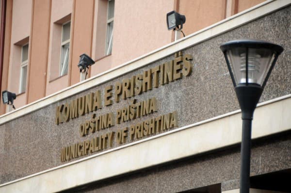 Shoqata Sindikale e Punëtorëve të Administratës paralajmëron protestë para Komunës së Prishtinës