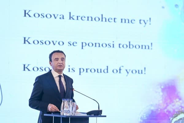 ​Kurti merr pjesë në ceremoninë e ndarjes së çmimeve për gratë e arta të Kosovës