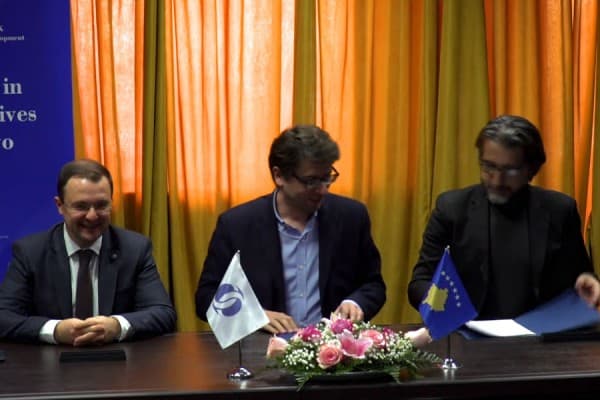 ​Marrëveshja për efiçiencë të energjisë, pritet të rinovohen 47 ndërtesa publike në Prishtinë