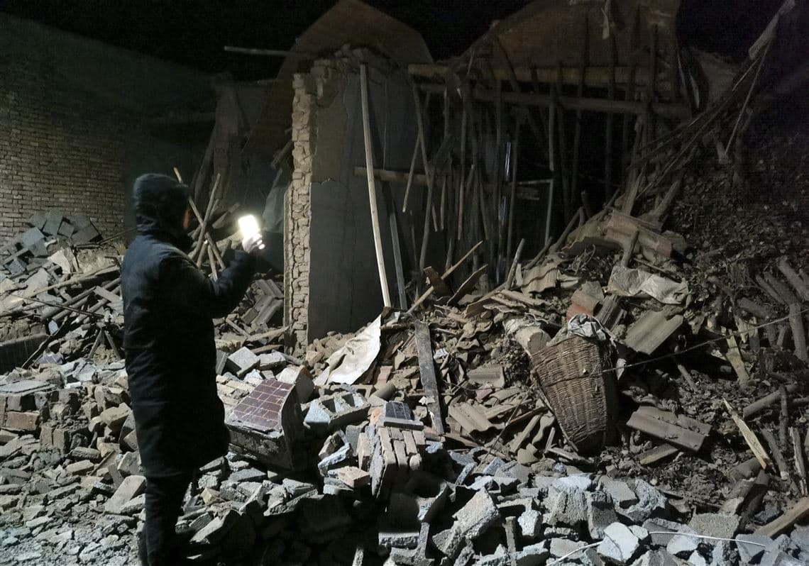 Dhjetëra njerëz ende të zhdukur nga tërmeti që la 137 të vdekur në Kinë
