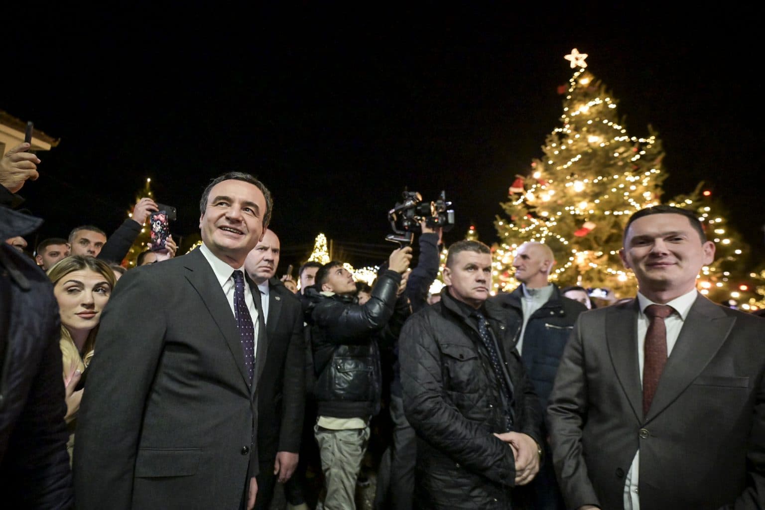 Kurti merr pjesë në ceremoninë e ndezjes së dritave për Krishtlindje në Pjetërshan të Gjakovës