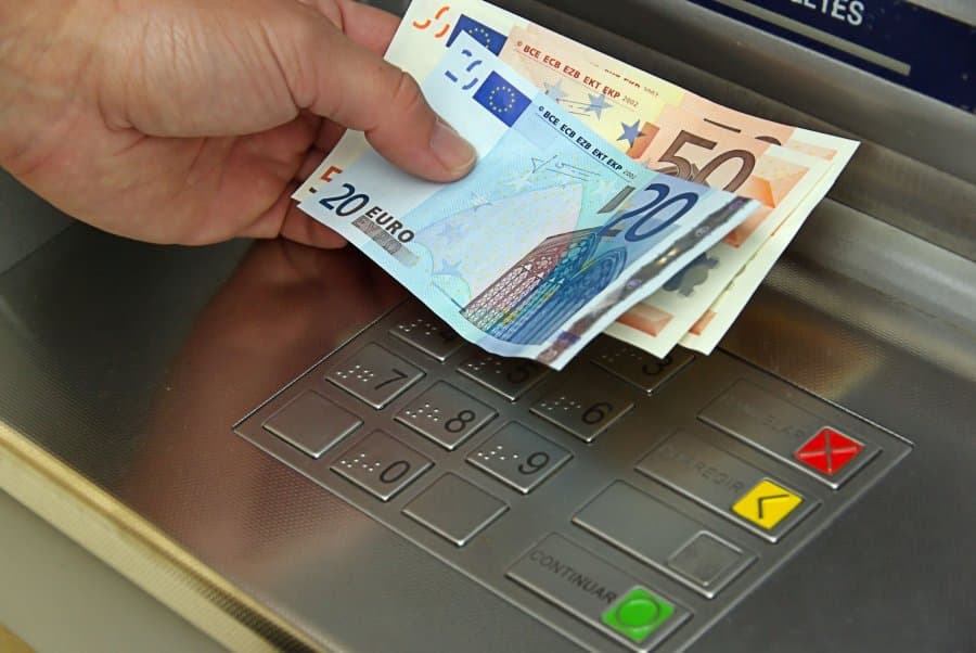 Zyrtari i një banke në Gjilan raporton se klienti deponoi 749 euro të falsifikuara, Policia nis hetimet