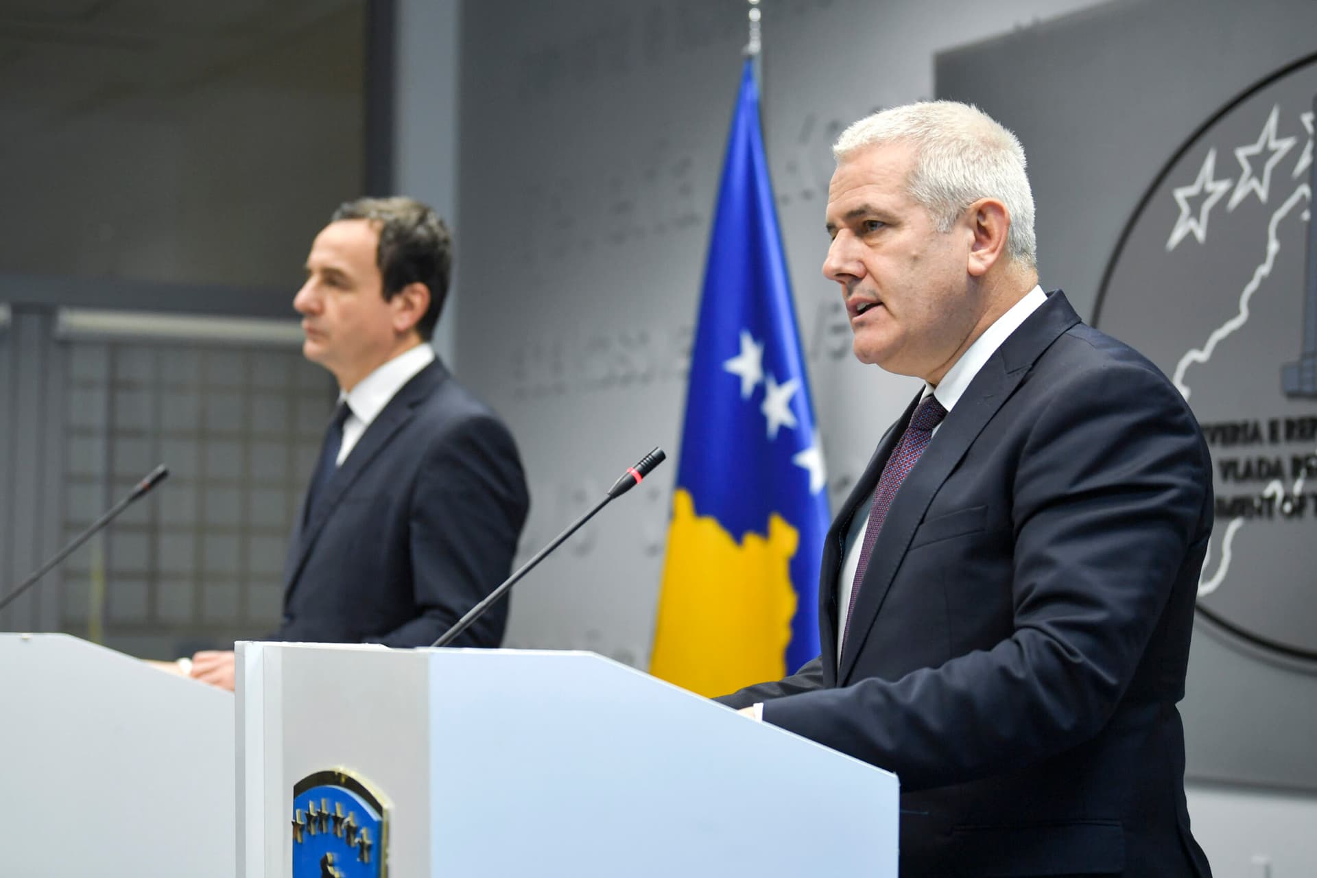 Kryeministri Kurti së bashku me ministrin Sveçla mbajnë konferencë për media