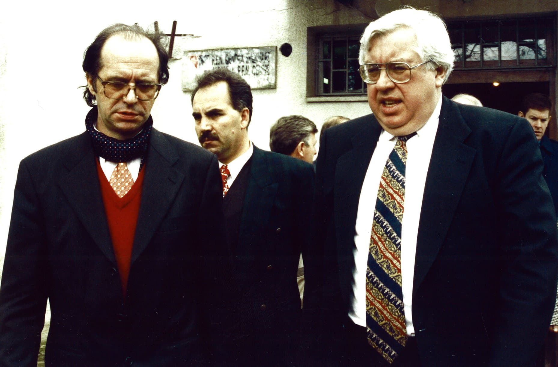 Vdes ambasadori amerikan, John Kornblum, i cili bëri historinë duke hapur zyrën e parë të ShBA-së në Kosovë