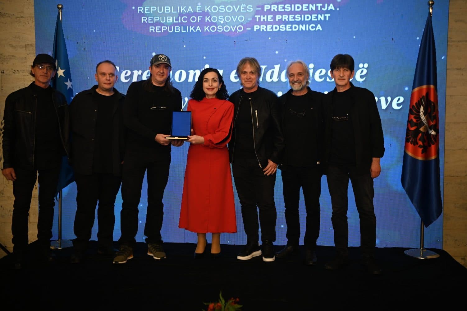 Presidentja Osmani nderon me medalje rock grupet Minatori, Gjurmët, Elita 5 e të tjerë