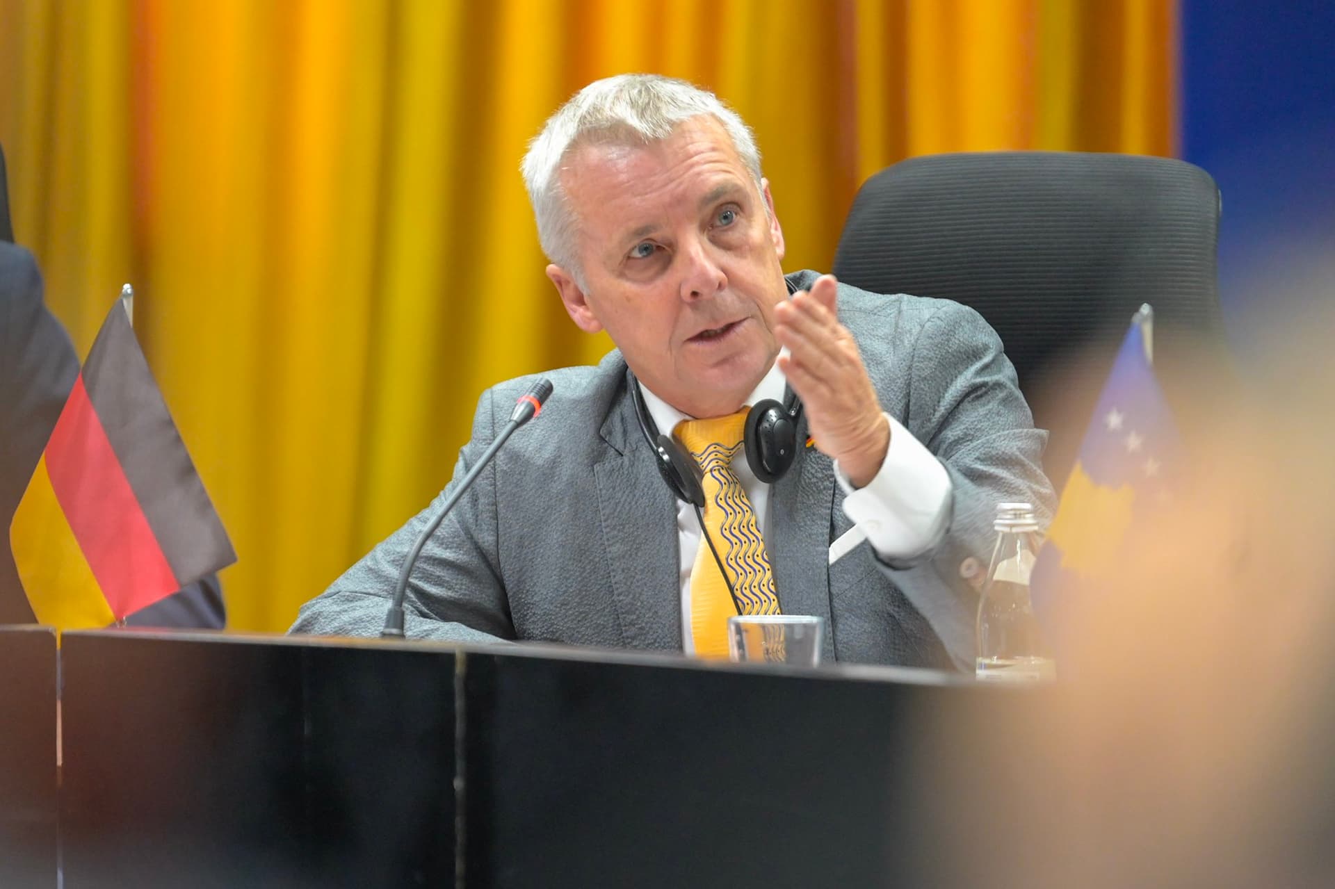 “Lamtumirë letra ngjitëse”, ambasadori gjerman mirëpret vendimin e Kosovës e Serbisë për çështjen e targave