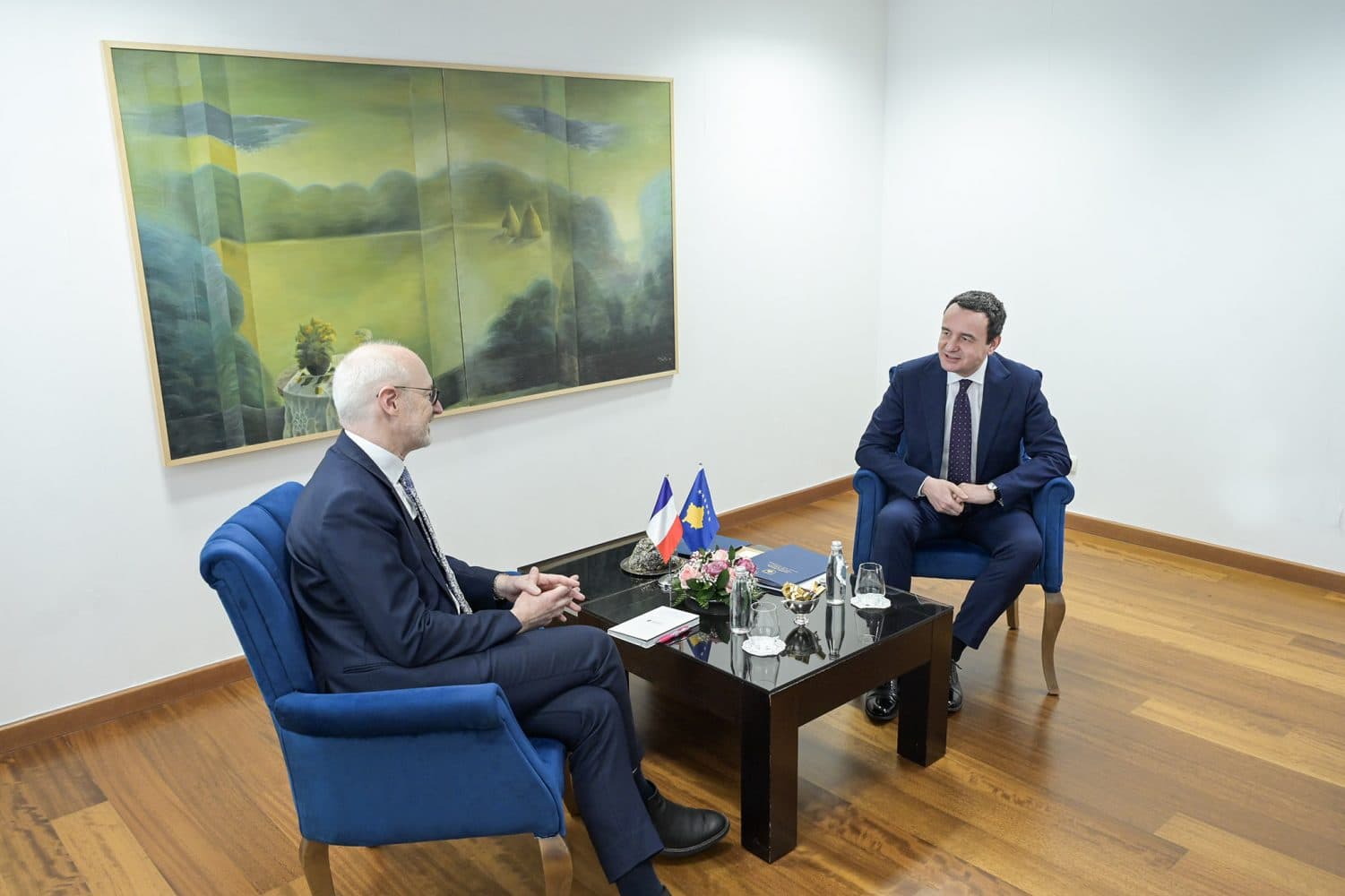 Kryeministri Kurti takoi ambasadorin francez, Guerot