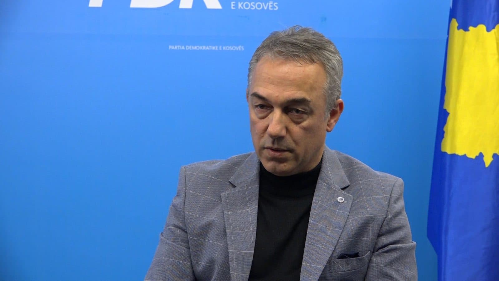 Abdullahu: Qeverisë i konvenon ikja e të rinjve, zhgënjimi do të kthehej në protesta e revoltë sociale