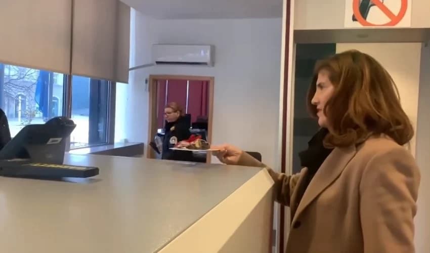 Deputetja Musliu ia refuzon dhuratën për fundvit kryeministrit Kurti