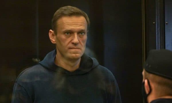 Bashkëshortja e Navalny thotë se testet e reja tregojnë që ai është helmuar në burg, fajëson Putinin për vdekjen e tij