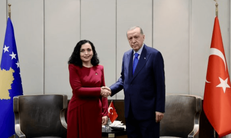Presidentja Osmani në Turqi takohet me Erdoganin, e falënderon për angazhimin në sigurinë e rajonit